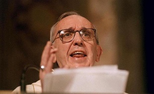 Le Vatican a rejeté fermement vendredi les accusations de connivence présumée avec la junte militaire argentine à l'encontre du pape François, les qualifiant de "calomnieuses et diffamatoires".