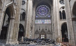 La rosace de la façade ouest, qui donne sur le parvis de la cathédrale, est toujours fixée dans l'édifice. Seul un examen scientifique permettra d'évaluer les éventuels dommages qu'elle a subis.